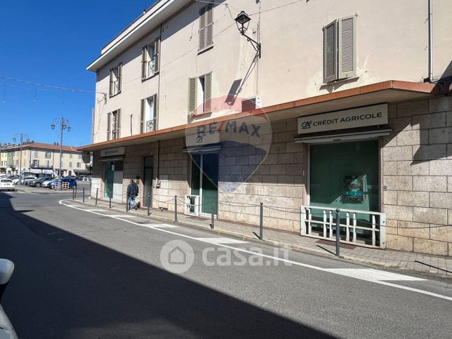 Negozio/locale commerciale in commerciale in Piazza Cavour 26