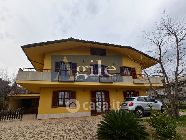 Villa in residenziale in Via Cona 18