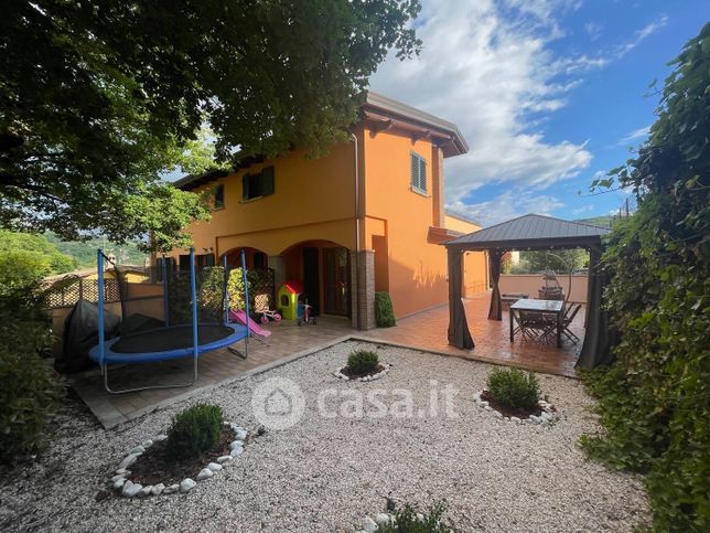 Casa bi/trifamiliare in residenziale in Via Ibisco 10