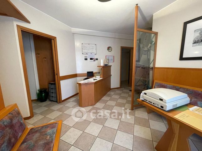 Ufficio in commerciale in Via Volontari del Sangue 5 A