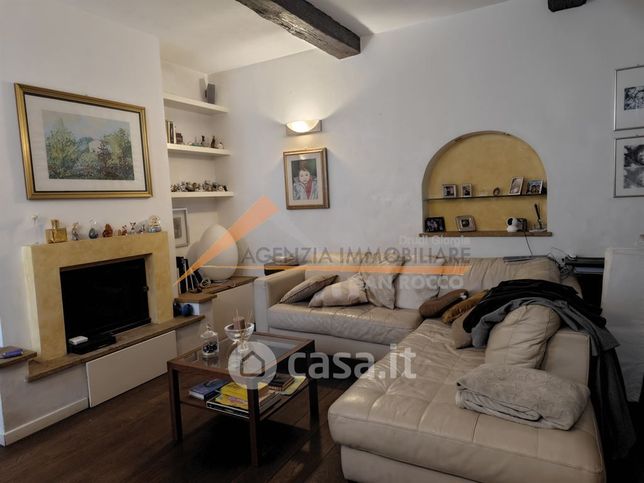Casa bi/trifamiliare in residenziale in 