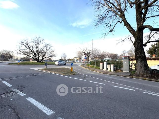 Capannone in commerciale in Via Tito Speri