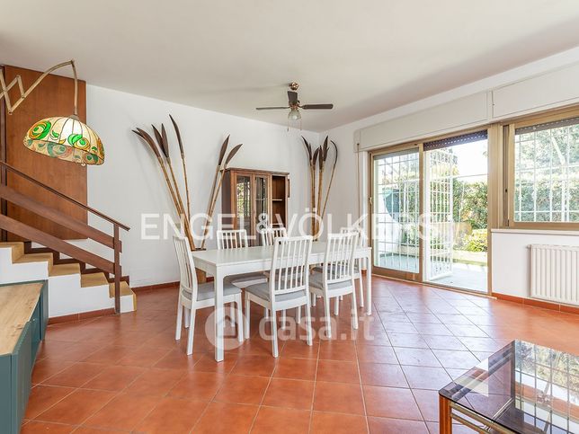 Casa bi/trifamiliare in residenziale in Viale Nettuno