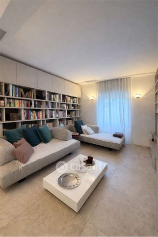Casa bi/trifamiliare in residenziale in 