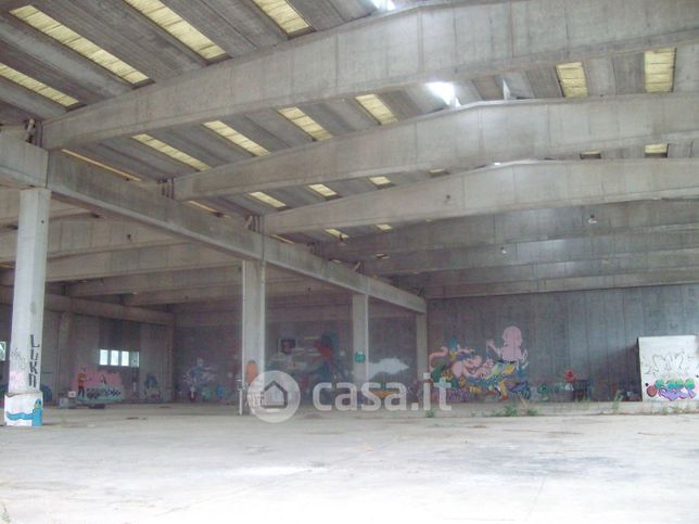 Capannone in commerciale in 