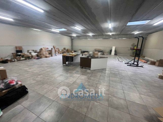Capannone in commerciale in 