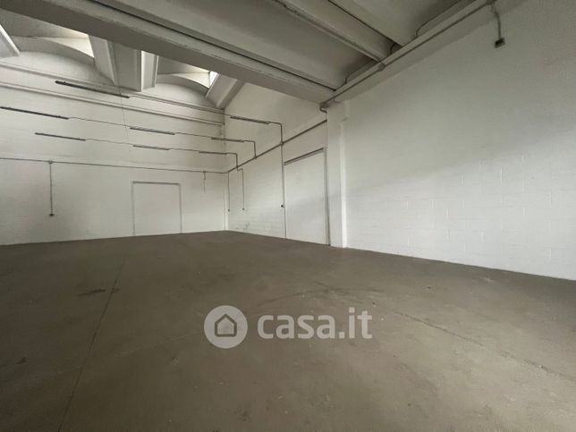 Capannone in commerciale in 