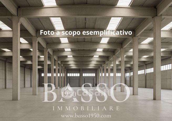 Capannone in commerciale in 