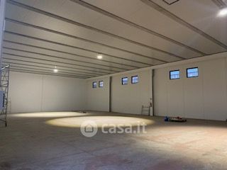 Capannone in commerciale in 