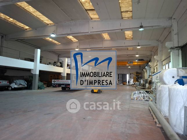 Capannone in commerciale in 