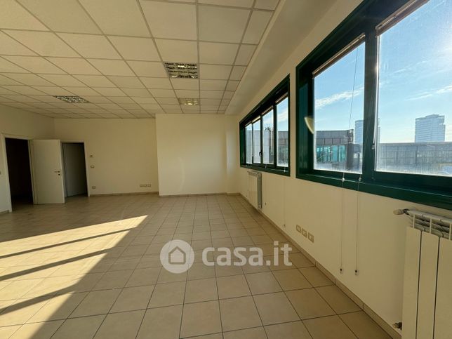 Ufficio in commerciale in Via Fura 40