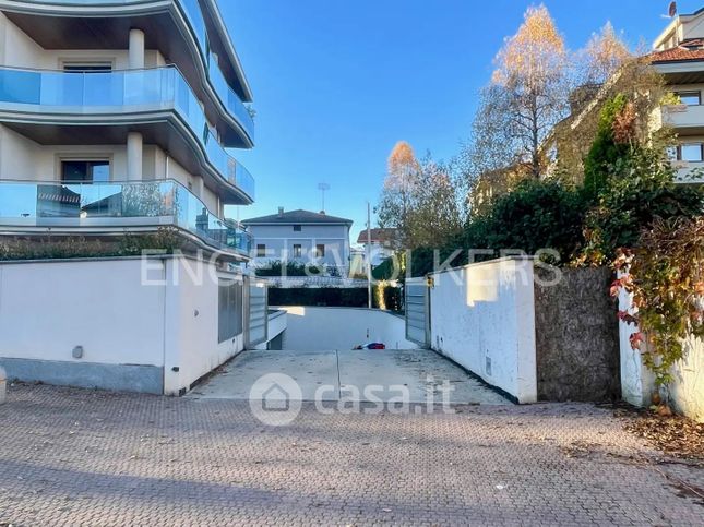 Box/posto auto in residenziale in Viale degli Angeli 66