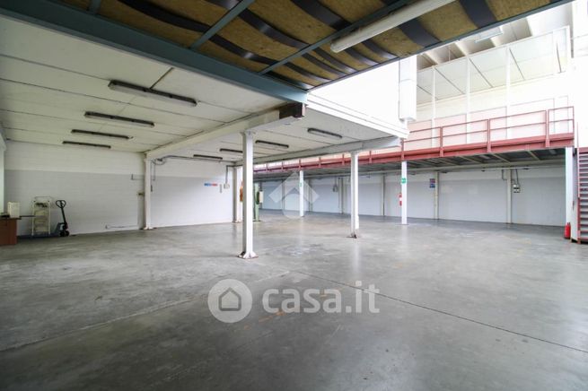 Capannone in commerciale in Via Lombardia