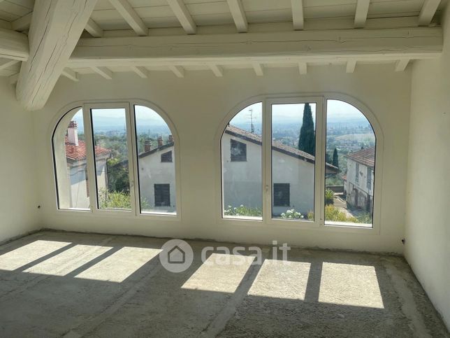 Casa indipendente in residenziale in Via U. Foscolo