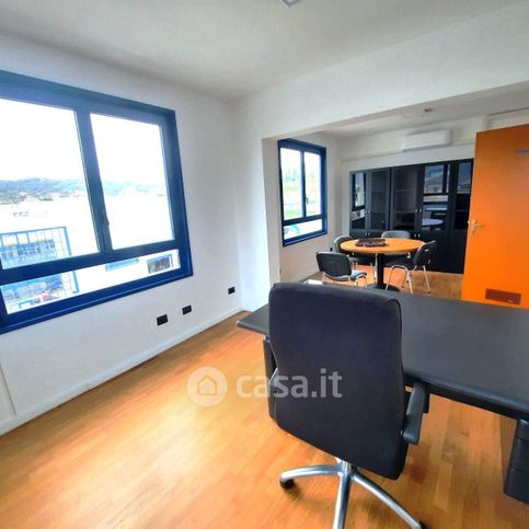 Ufficio in commerciale in 