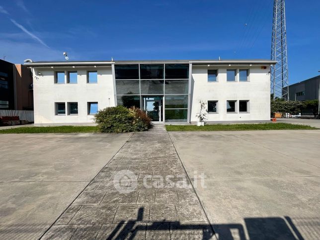 Capannone in commerciale in Via Lombardia 8