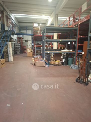 Capannone in commerciale in 