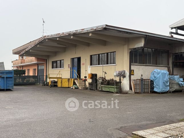 Capannone in commerciale in Via U. Foscolo 80