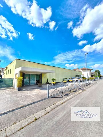 Capannone in commerciale in Via Francesco Petrarca