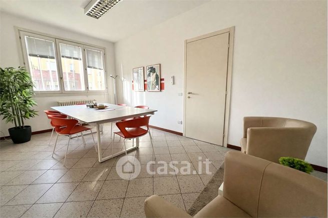 Ufficio in commerciale in Via Sante Vincenzi