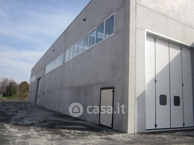 Capannone in commerciale in Via Francesco Baracca