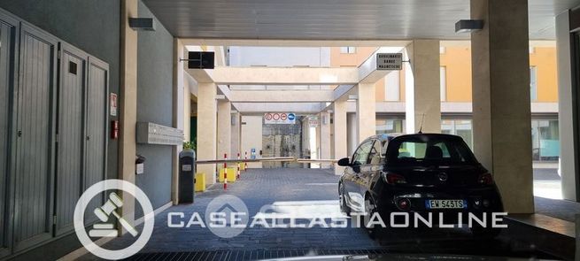 Box/posto auto in residenziale in Viale della Vittoria 75 -85