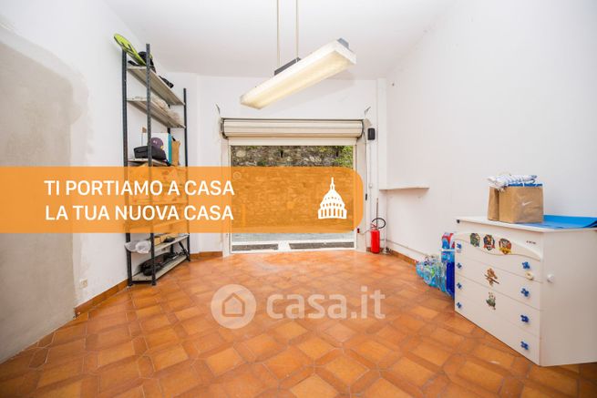 Box/posto auto in residenziale in Via Pasubio 38 E