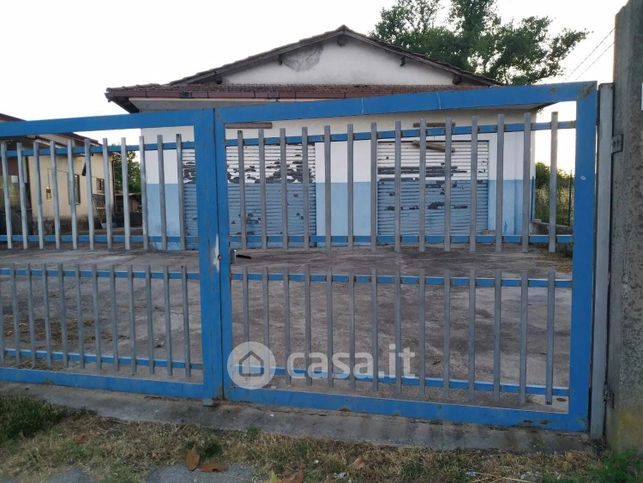 Capannone in commerciale in 