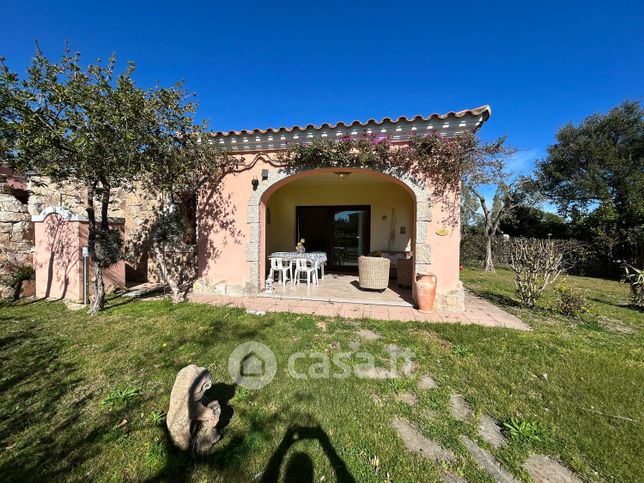 Casa bi/trifamiliare in residenziale in Via Cedrino