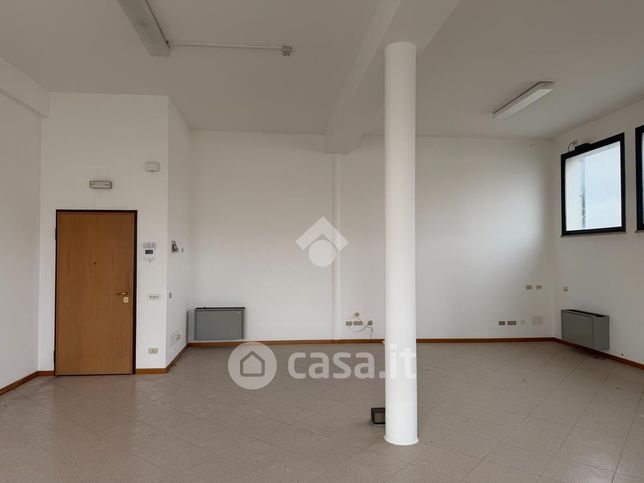 Ufficio in commerciale in Via A. Serena 42