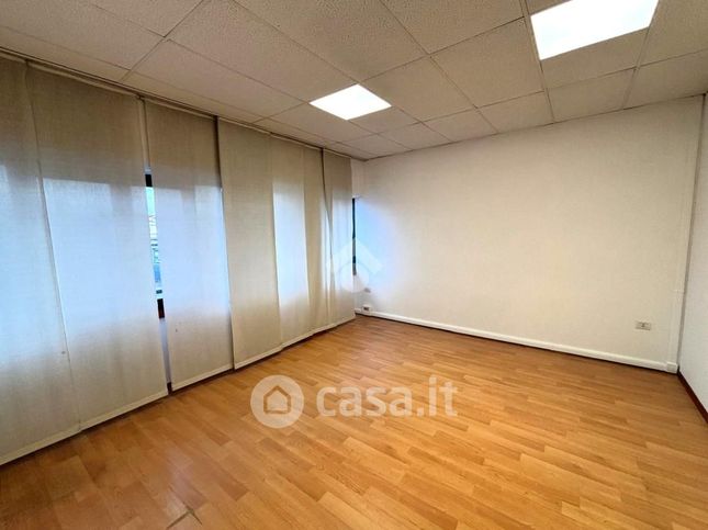 Ufficio in commerciale in 