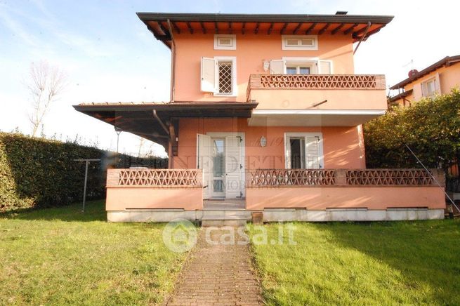Villa in residenziale in Via Giosuè Carducci