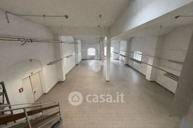 Capannone in commerciale in Via Gaetano Previati