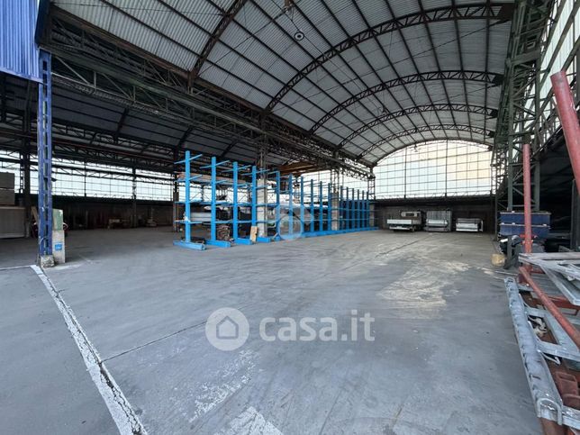 Capannone in commerciale in Via Fratelli Figini 57