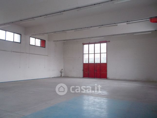Capannone in commerciale in Via Cavalcavia