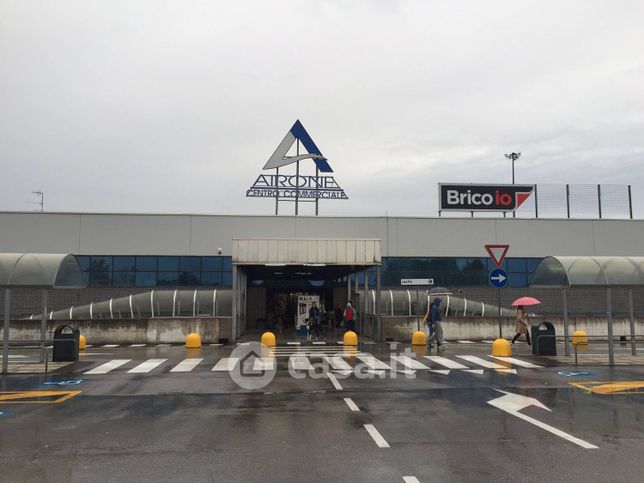 Attivitã /licenza (con o senza mura) in commerciale in Via Cristoforo Colombo 81