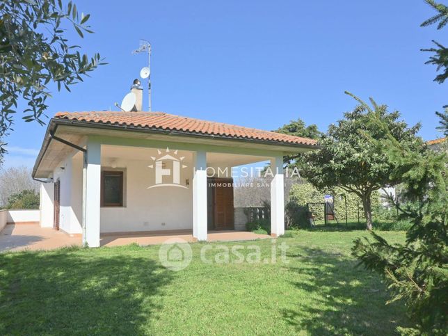 Casa bi/trifamiliare in residenziale in 