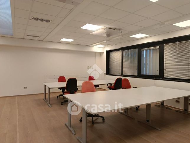 Ufficio in commerciale in Via Grande 289