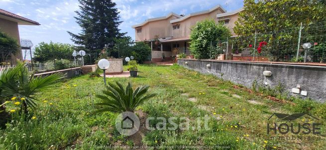Casa bi/trifamiliare in residenziale in 