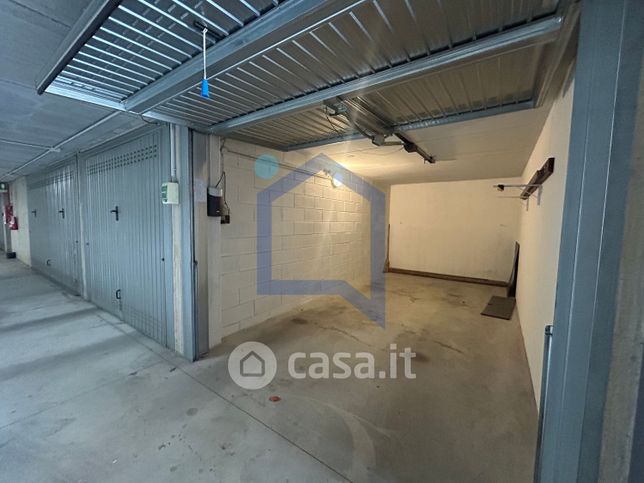 Box/posto auto in residenziale in Via Italia