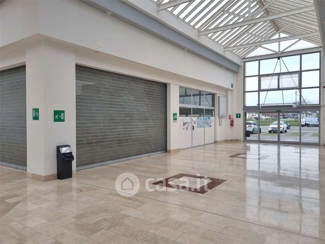 Negozio/locale commerciale in commerciale in Via Ermes di Colloredo 1