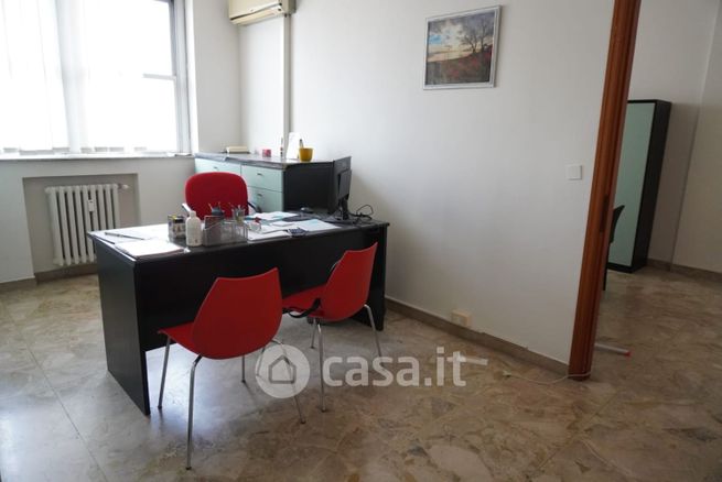 Ufficio in commerciale in Via Guido Monaco