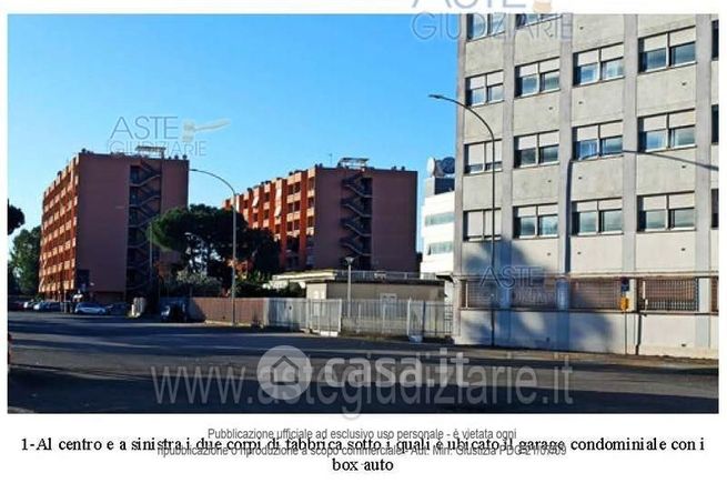 Box/posto auto in residenziale in Via Emilio Longoni 11