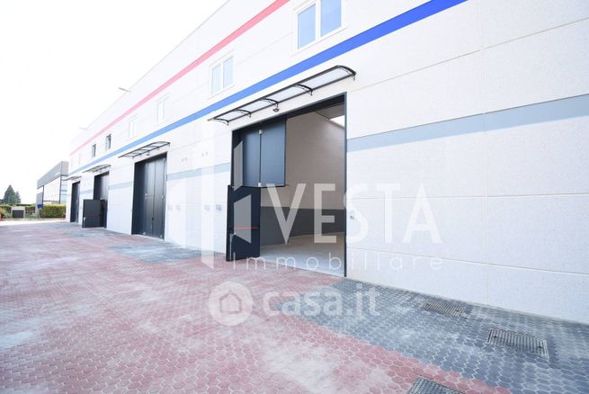 Capannone in commerciale in Viale delle Industrie
