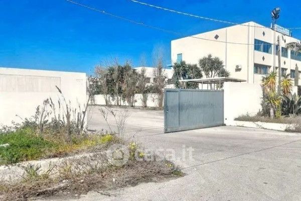 Capannone in commerciale in 