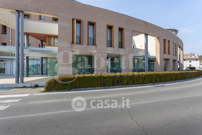 Ufficio in commerciale in Via Francesco Zappetti 21