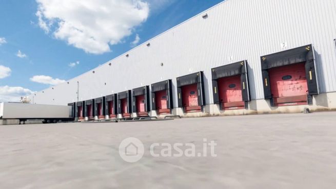 Capannone in commerciale in Via Volturno