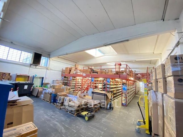 Capannone in commerciale in Via Tommaso Edison 70