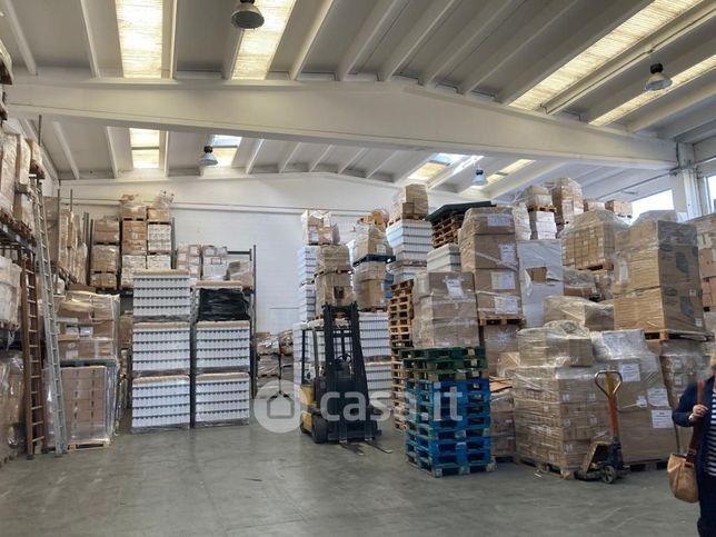 Capannone in commerciale in 