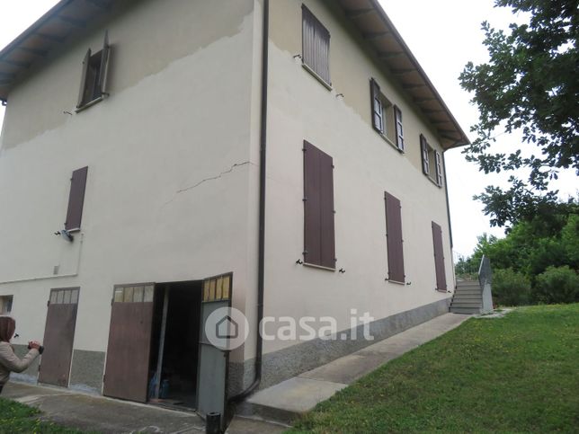 Casa bi/trifamiliare in residenziale in Via Montecatone